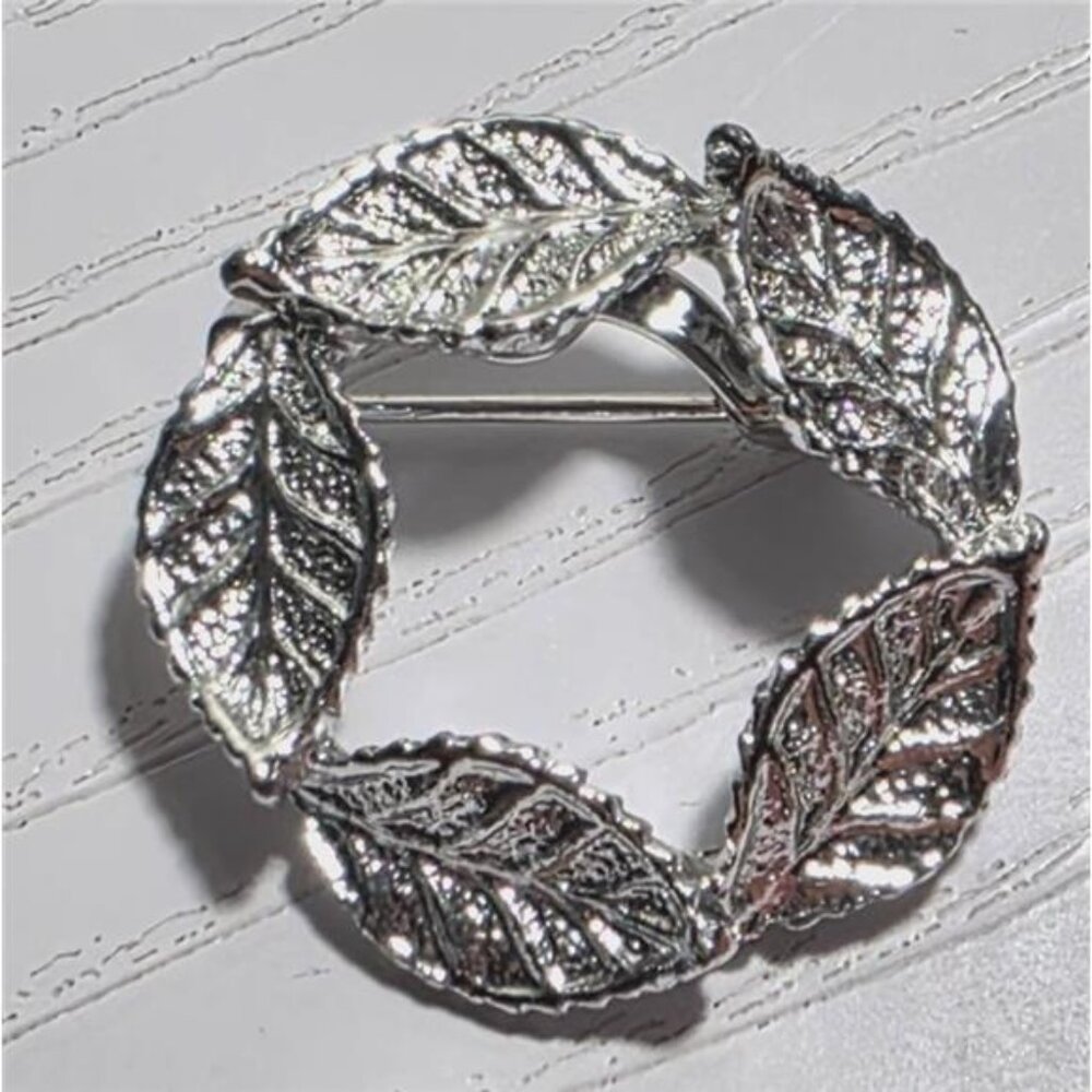 Vintage Signed GERRY’S Silver Tone Leaf Wreath Circle Brooch Pin 1” Textured